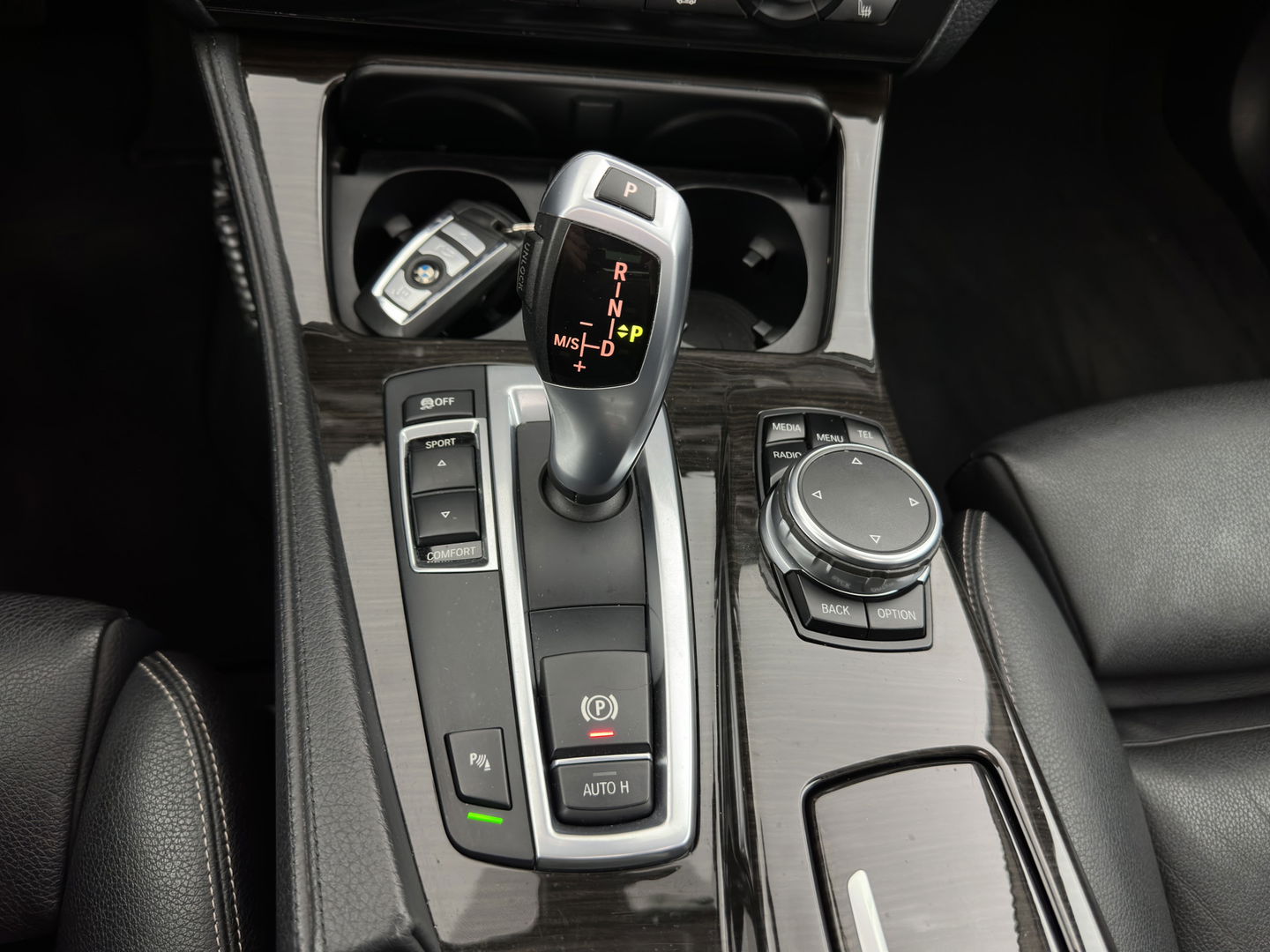 BMW 5 Serie Touring 525d High Executive Luxury-Line Aut.*PANO | LEATHER | BI-XENON | DIGI-COCKPIT | HARMAN/KARDON | MEMORY-PACK | HEATED-COMFORTSEATS | NAVI-FULLMAP | ECC | PRIVACYGLASS | CAMERA | LANEASSIST | PDC | TOWBAR | 18"ALU*