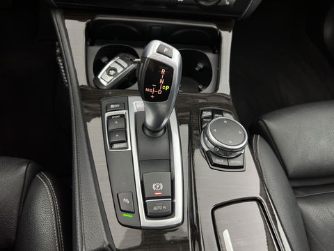 BMW 5 Serie Touring 525d High Executive Luxury-Line Aut.*PANO | LEATHER | BI-XENON | DIGI-COCKPIT | HARMAN/KARDON | MEMORY-PACK | HEATED-COMFORTSEATS | NAVI-FULLMAP | ECC | PRIVACYGLASS | CAMERA | LANEASSIST | PDC | TOWBAR | 18"ALU*