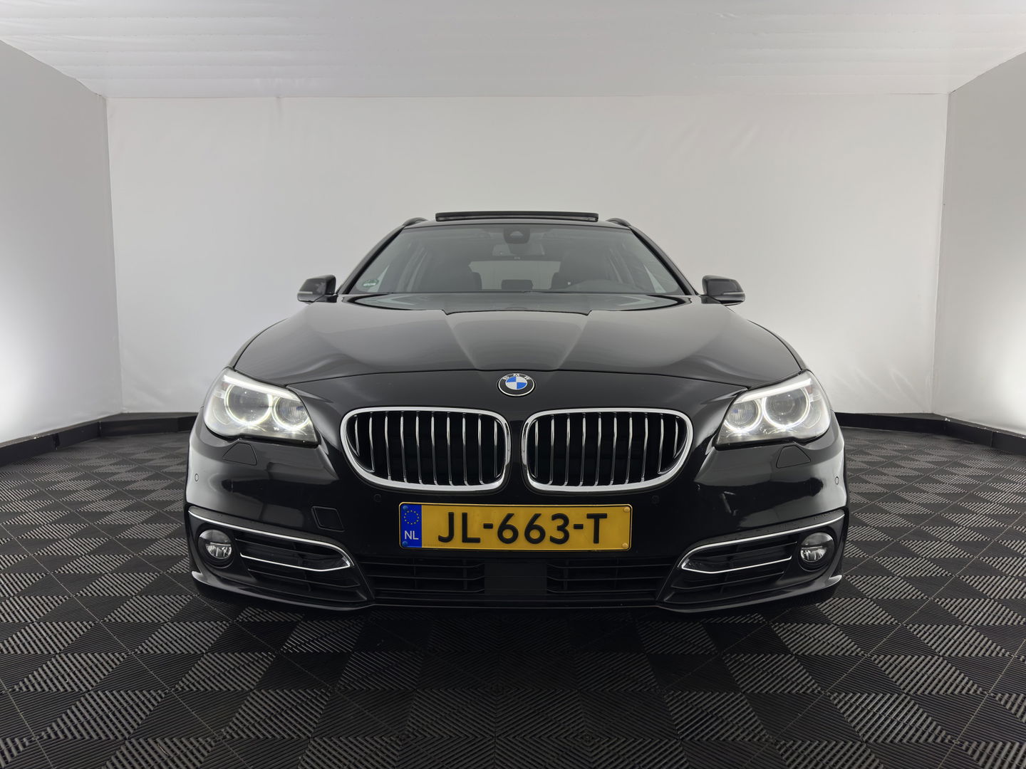 BMW 5 Serie Touring 525d High Executive Luxury-Line Aut.*PANO | LEATHER | BI-XENON | DIGI-COCKPIT | HARMAN/KARDON | MEMORY-PACK | HEATED-COMFORTSEATS | NAVI-FULLMAP | ECC | PRIVACYGLASS | CAMERA | LANEASSIST | PDC | TOWBAR | 18"ALU*