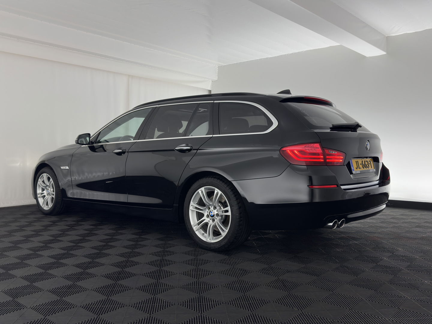 BMW 5 Serie Touring 525d High Executive Luxury-Line Aut.*PANO | LEATHER | BI-XENON | DIGI-COCKPIT | HARMAN/KARDON | MEMORY-PACK | HEATED-COMFORTSEATS | NAVI-FULLMAP | ECC | PRIVACYGLASS | CAMERA | LANEASSIST | PDC | TOWBAR | 18"ALU*