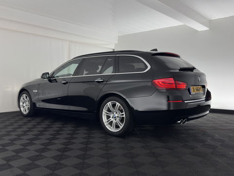 BMW 5 Serie Touring 525d High Executive Luxury-Line Aut.*PANO | LEATHER | BI-XENON | DIGI-COCKPIT | HARMAN/KARDON | MEMORY-PACK | HEATED-COMFORTSEATS | NAVI-FULLMAP | ECC | PRIVACYGLASS | CAMERA | LANEASSIST | PDC | TOWBAR | 18"ALU*