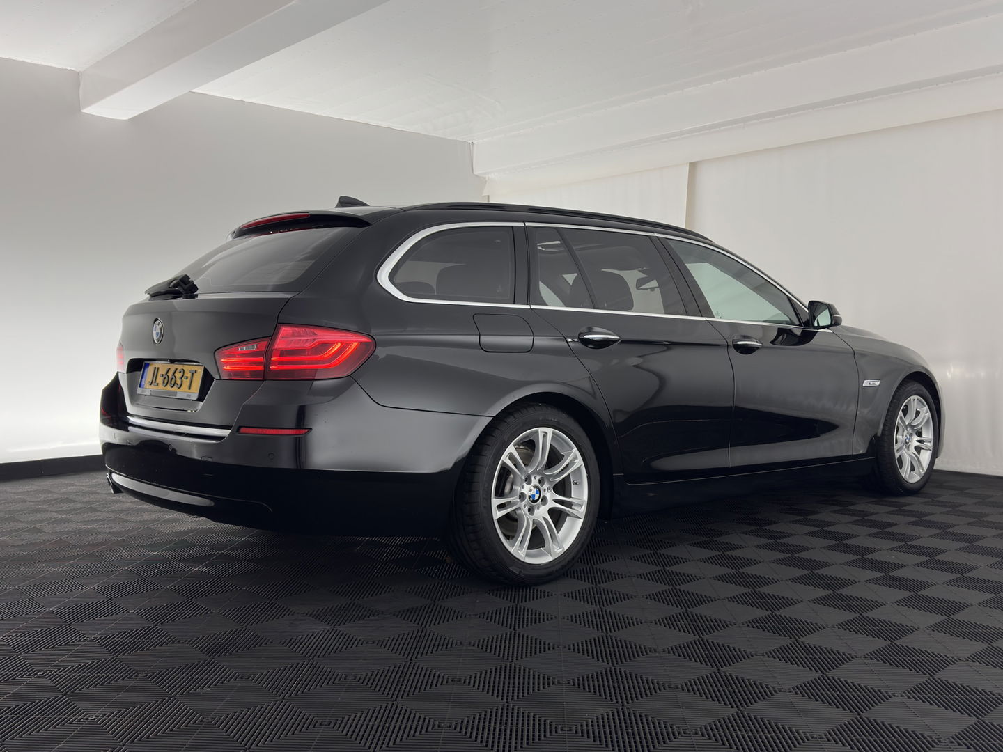 BMW 5 Serie Touring 525d High Executive Luxury-Line Aut.*PANO | LEATHER | BI-XENON | DIGI-COCKPIT | HARMAN/KARDON | MEMORY-PACK | HEATED-COMFORTSEATS | NAVI-FULLMAP | ECC | PRIVACYGLASS | CAMERA | LANEASSIST | PDC | TOWBAR | 18"ALU*