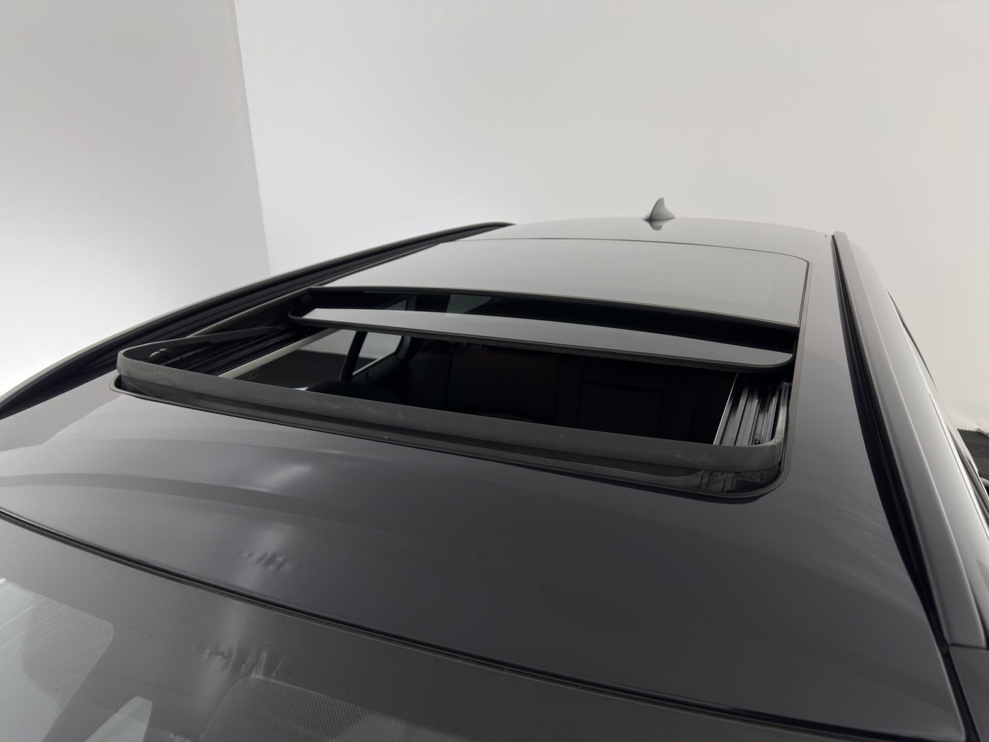 BMW 5 Serie Touring 525d High Executive Luxury-Line Aut.*PANO | LEATHER | BI-XENON | DIGI-COCKPIT | HARMAN/KARDON | MEMORY-PACK | HEATED-COMFORTSEATS | NAVI-FULLMAP | ECC | PRIVACYGLASS | CAMERA | LANEASSIST | PDC | TOWBAR | 18"ALU*