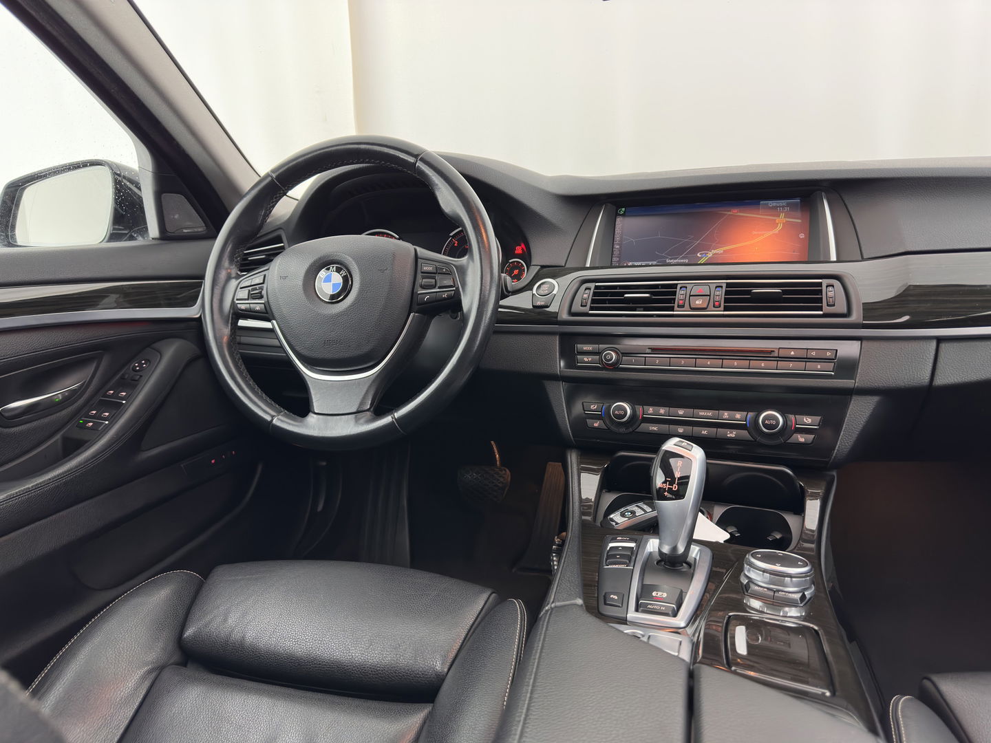 BMW 5 Serie Touring 525d High Executive Luxury-Line Aut.*PANO | LEATHER | BI-XENON | DIGI-COCKPIT | HARMAN/KARDON | MEMORY-PACK | HEATED-COMFORTSEATS | NAVI-FULLMAP | ECC | PRIVACYGLASS | CAMERA | LANEASSIST | PDC | TOWBAR | 18"ALU*
