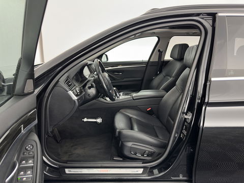BMW 5 Serie Touring 525d High Executive Luxury-Line Aut.*PANO | LEATHER | BI-XENON | DIGI-COCKPIT | HARMAN/KARDON | MEMORY-PACK | HEATED-COMFORTSEATS | NAVI-FULLMAP | ECC | PRIVACYGLASS | CAMERA | LANEASSIST | PDC | TOWBAR | 18"ALU*