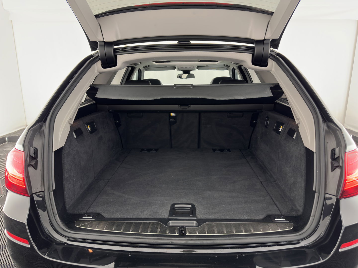 BMW 5 Serie Touring 525d High Executive Luxury-Line Aut.*PANO | LEATHER | BI-XENON | DIGI-COCKPIT | HARMAN/KARDON | MEMORY-PACK | HEATED-COMFORTSEATS | NAVI-FULLMAP | ECC | PRIVACYGLASS | CAMERA | LANEASSIST | PDC | TOWBAR | 18"ALU*