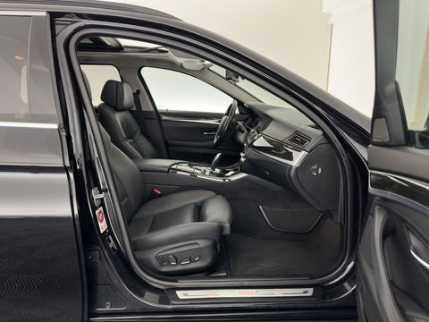 BMW 5 Serie Touring 525d High Executive Luxury-Line Aut.*PANO | LEATHER | BI-XENON | DIGI-COCKPIT | HARMAN/KARDON | MEMORY-PACK | HEATED-COMFORTSEATS | NAVI-FULLMAP | ECC | PRIVACYGLASS | CAMERA | LANEASSIST | PDC | TOWBAR | 18"ALU*