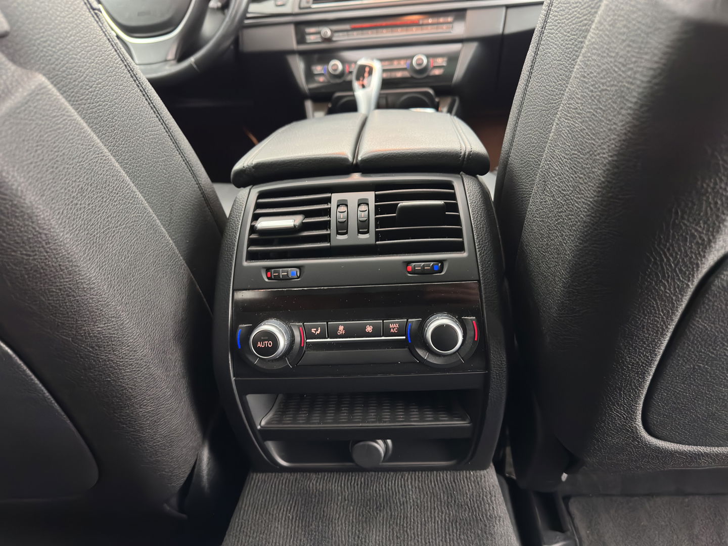 BMW 5 Serie Touring 525d High Executive Luxury-Line Aut.*PANO | LEATHER | BI-XENON | DIGI-COCKPIT | HARMAN/KARDON | MEMORY-PACK | HEATED-COMFORTSEATS | NAVI-FULLMAP | ECC | PRIVACYGLASS | CAMERA | LANEASSIST | PDC | TOWBAR | 18"ALU*