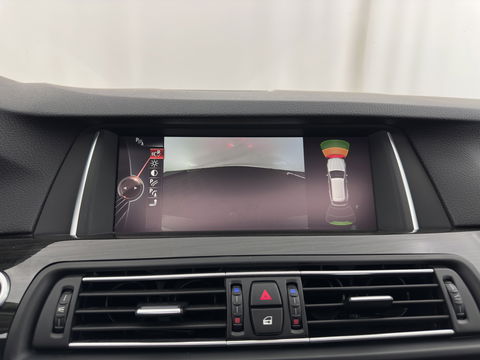 BMW 5 Serie Touring 525d High Executive Luxury-Line Aut.*PANO | LEATHER | BI-XENON | DIGI-COCKPIT | HARMAN/KARDON | MEMORY-PACK | HEATED-COMFORTSEATS | NAVI-FULLMAP | ECC | PRIVACYGLASS | CAMERA | LANEASSIST | PDC | TOWBAR | 18"ALU*