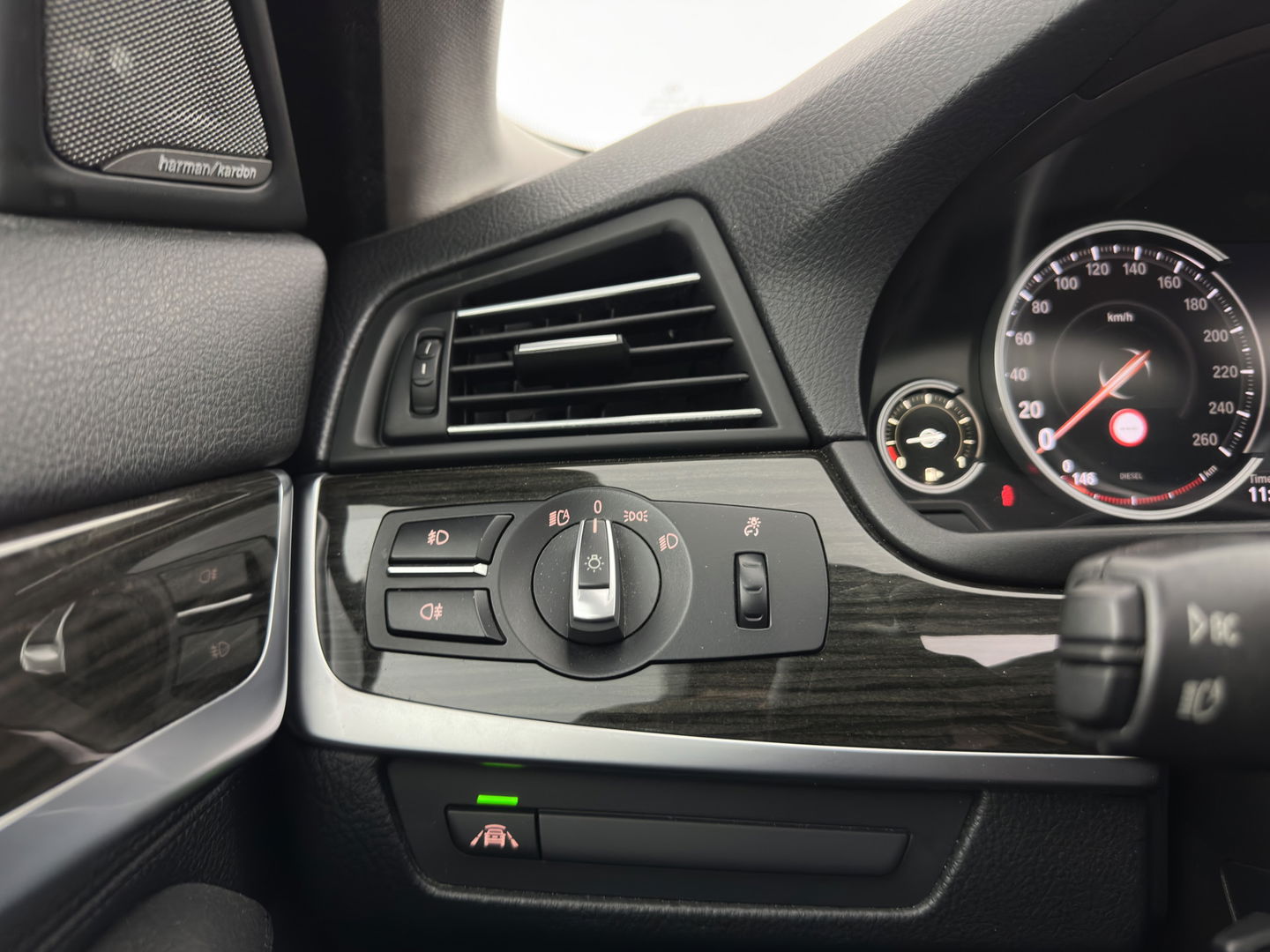 BMW 5 Serie Touring 525d High Executive Luxury-Line Aut.*PANO | LEATHER | BI-XENON | DIGI-COCKPIT | HARMAN/KARDON | MEMORY-PACK | HEATED-COMFORTSEATS | NAVI-FULLMAP | ECC | PRIVACYGLASS | CAMERA | LANEASSIST | PDC | TOWBAR | 18"ALU*