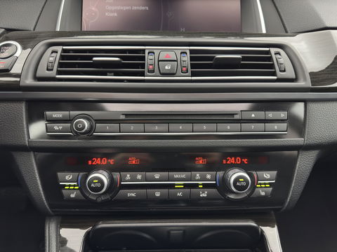 BMW 5 Serie Touring 525d High Executive Luxury-Line Aut.*PANO | LEATHER | BI-XENON | DIGI-COCKPIT | HARMAN/KARDON | MEMORY-PACK | HEATED-COMFORTSEATS | NAVI-FULLMAP | ECC | PRIVACYGLASS | CAMERA | LANEASSIST | PDC | TOWBAR | 18"ALU*