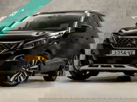 Peugeot 3008 - 1.2 PureTech Sport 131Pk Automaat (PANORAMADAK, MEMORY SEATS, STOELVERWARMING, FOCAL AUDIO, APPLE CARPLAY, ADAPTIVE CRUISE, ELEK ACHTERKLEP, KEYLESS, GETINT GLAS, SFEERVERLICHTING, NIEUWSTAAT)