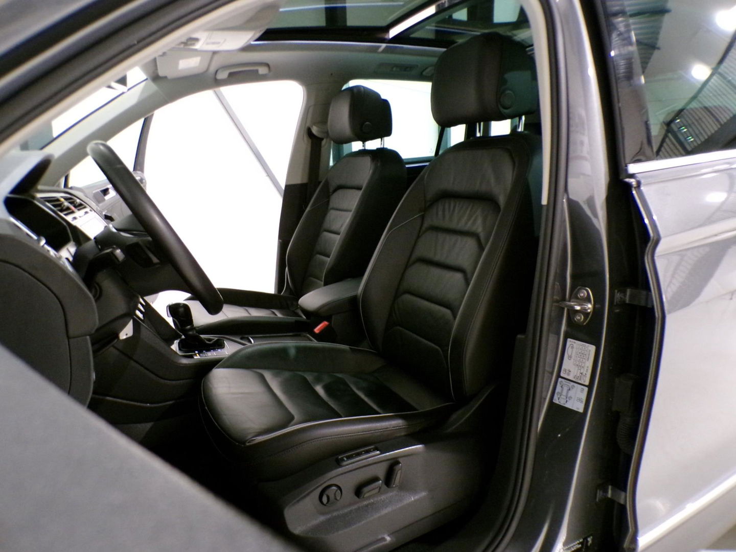 Volkswagen Tiguan 1.4 TSI ACT DSG Highline "Automaat" Panoramadak Apple-Carplay Xenon-LED Leer Virtual 360Camera Elektrische-klep