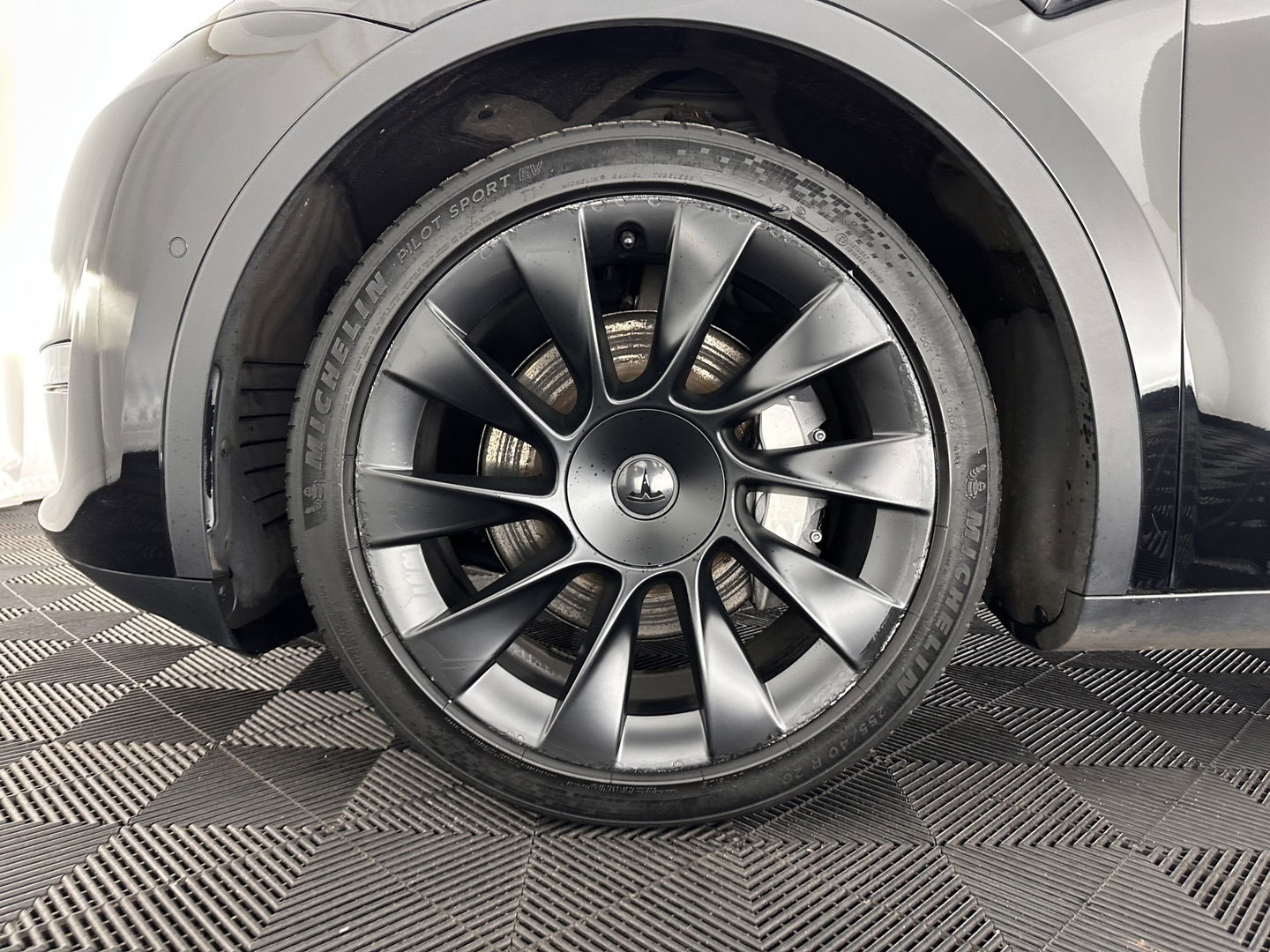 Tesla Model Y Long Range AWD 75 kWh Black-Line [ 3-Fase-11kW ] {SOH-82%} (INCL-BTW) Aut. *PANO | AUTO-PILOT | LEATHER | NAVI-FULLMAP | MATRIX-LED | KEYLESS | CAMERA | DAB+ | HEATED-COMFORTSEATS | PRIVACYGLASS | TOPVIEW | TOWBAR |  20''ALU*