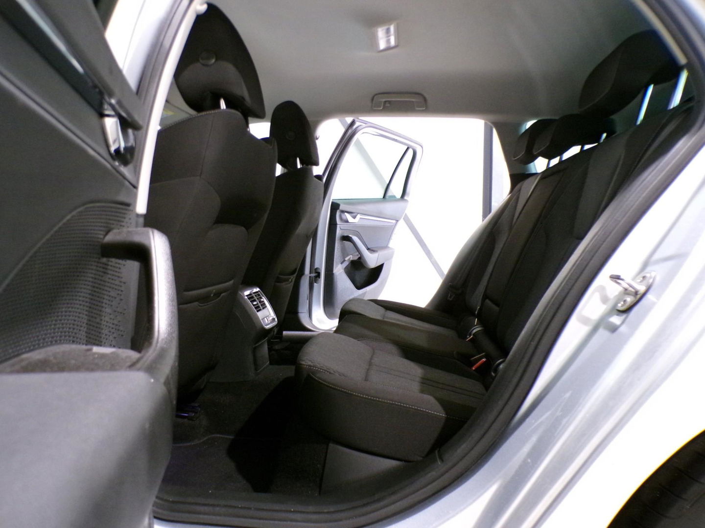 Škoda Octavia Combi 1.0 e-TSI Business Edition Plus "Origineel NL!" Automaat Full-LED Apple-carplay Stoelverwarming Virtual Keyles