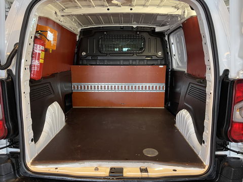 Peugeot Partner 1.5 BlueHDI Premium / vaste prijs rijklaar € 12.950 ex btw / euro 6 / bpm vrij / lease vanaf € 218 / airco / cruise / imperial / laadruimte ventilatie !