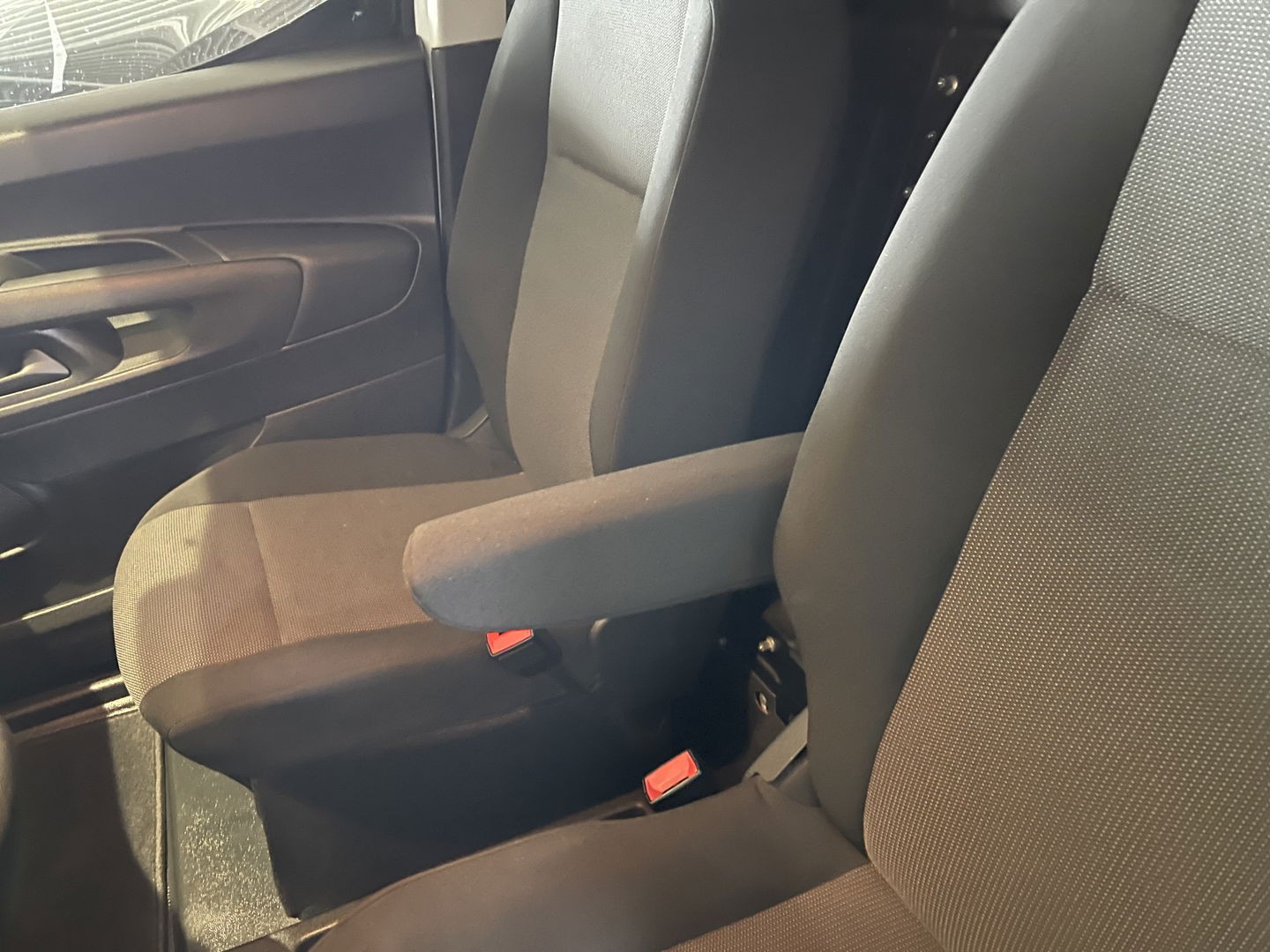 Peugeot Partner 1.5 BlueHDI Premium / vaste prijs rijklaar € 12.950 ex btw / euro 6 / bpm vrij / lease vanaf € 218 / airco / cruise / imperial / laadruimte ventilatie !