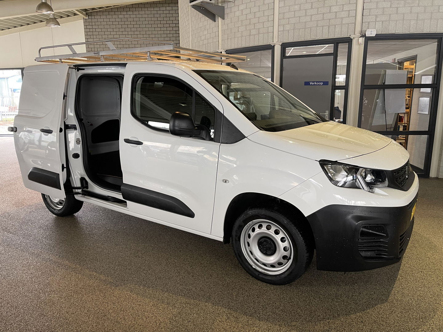 Peugeot Partner 1.5 BlueHDI Premium / vaste prijs rijklaar € 12.950 ex btw / euro 6 / bpm vrij / lease vanaf € 218 / airco / cruise / imperial / laadruimte ventilatie !