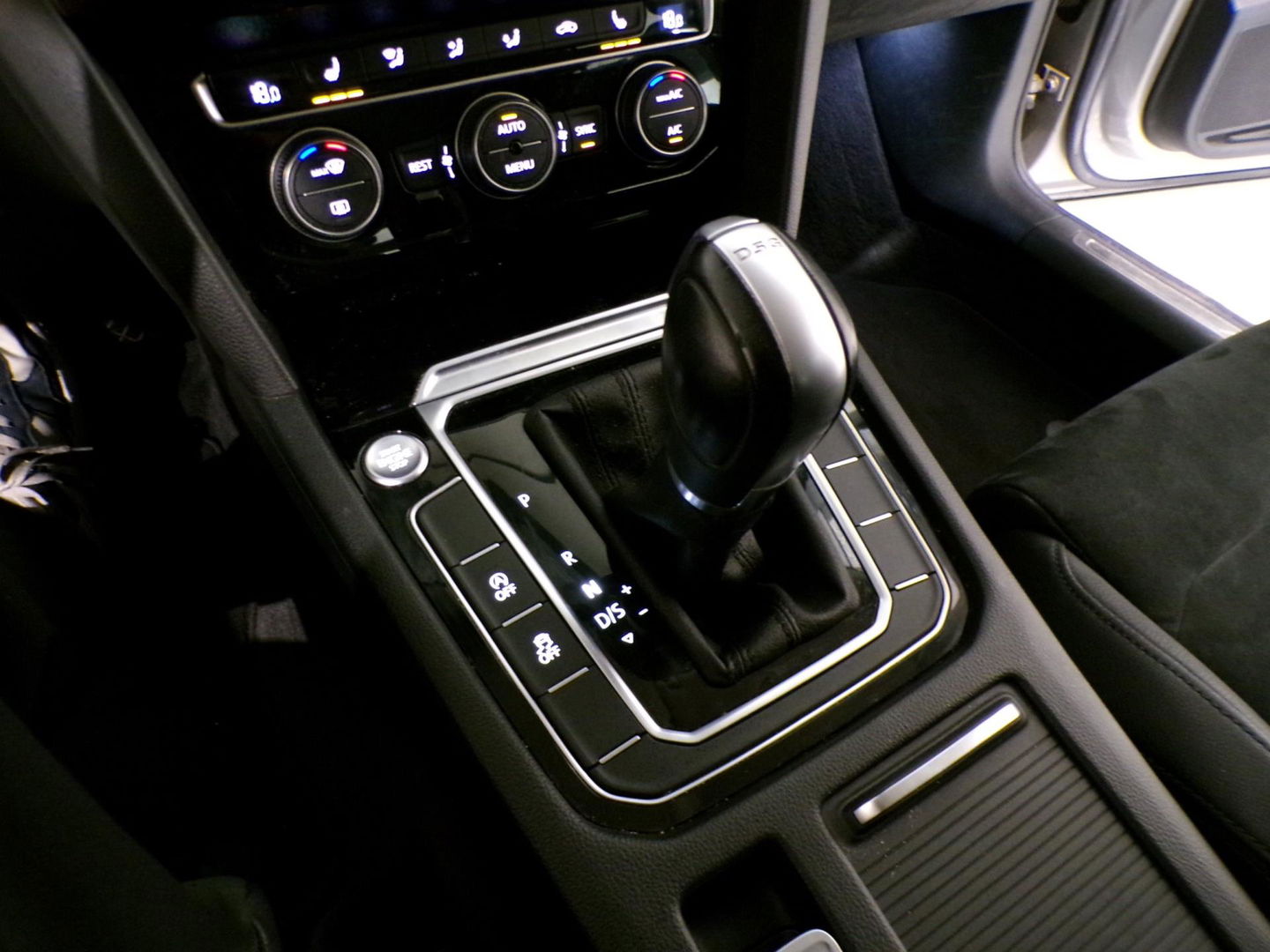 Volkswagen Passat Variant 1.8 TSI DSG Highline 180PK "Automaat" Apple-Carplay Full-LED Adaptive-cruise Keyless Stoelverwarming