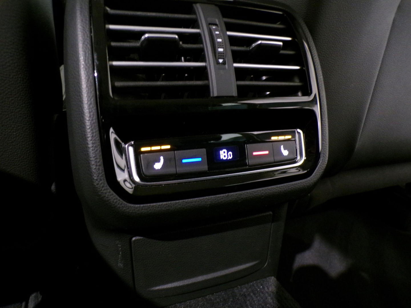 Volkswagen Passat Variant 1.8 TSI DSG Highline 180PK "Automaat" Apple-Carplay Full-LED Adaptive-cruise Keyless Stoelverwarming