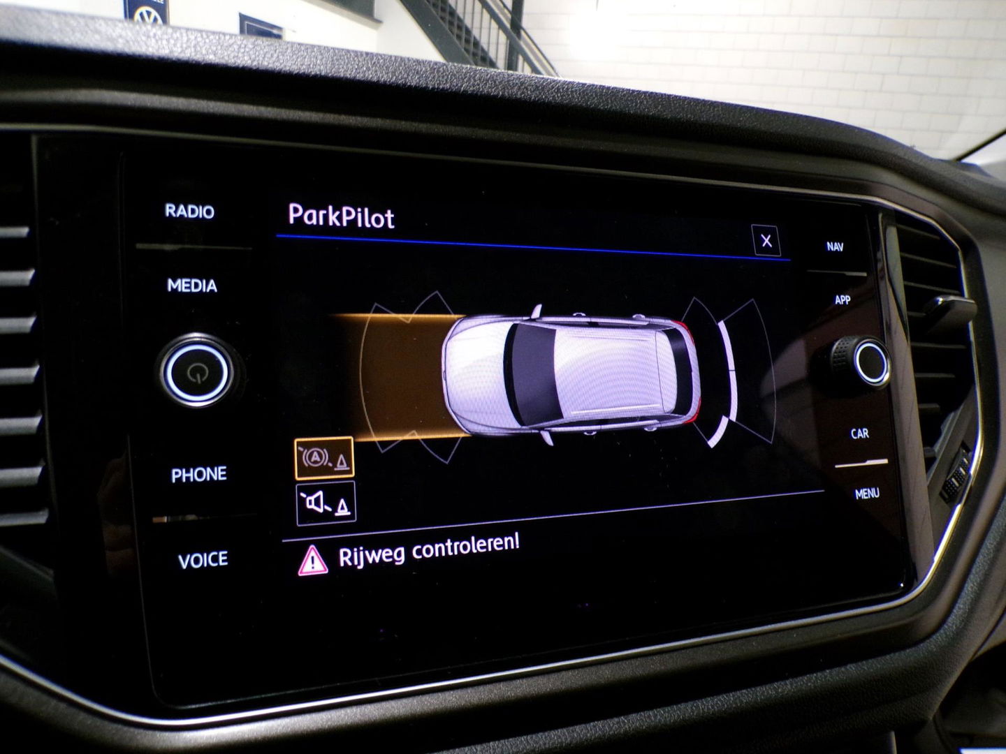Volkswagen T-Roc 1.0 TSI Style "Origineel NL!" Virtual Apple-Carplay Adaptive-Cruise Parkeersensoren Navigatie Lane-assist