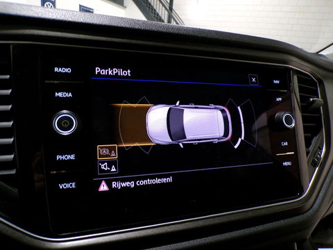 Volkswagen T-Roc 1.0 TSI Style "Origineel NL!" Virtual Apple-Carplay Adaptive-Cruise Parkeersensoren Navigatie Lane-assist