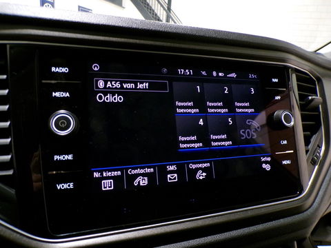 Volkswagen T-Roc 1.0 TSI Style "Origineel NL!" Virtual Apple-Carplay Adaptive-Cruise Parkeersensoren Navigatie Lane-assist