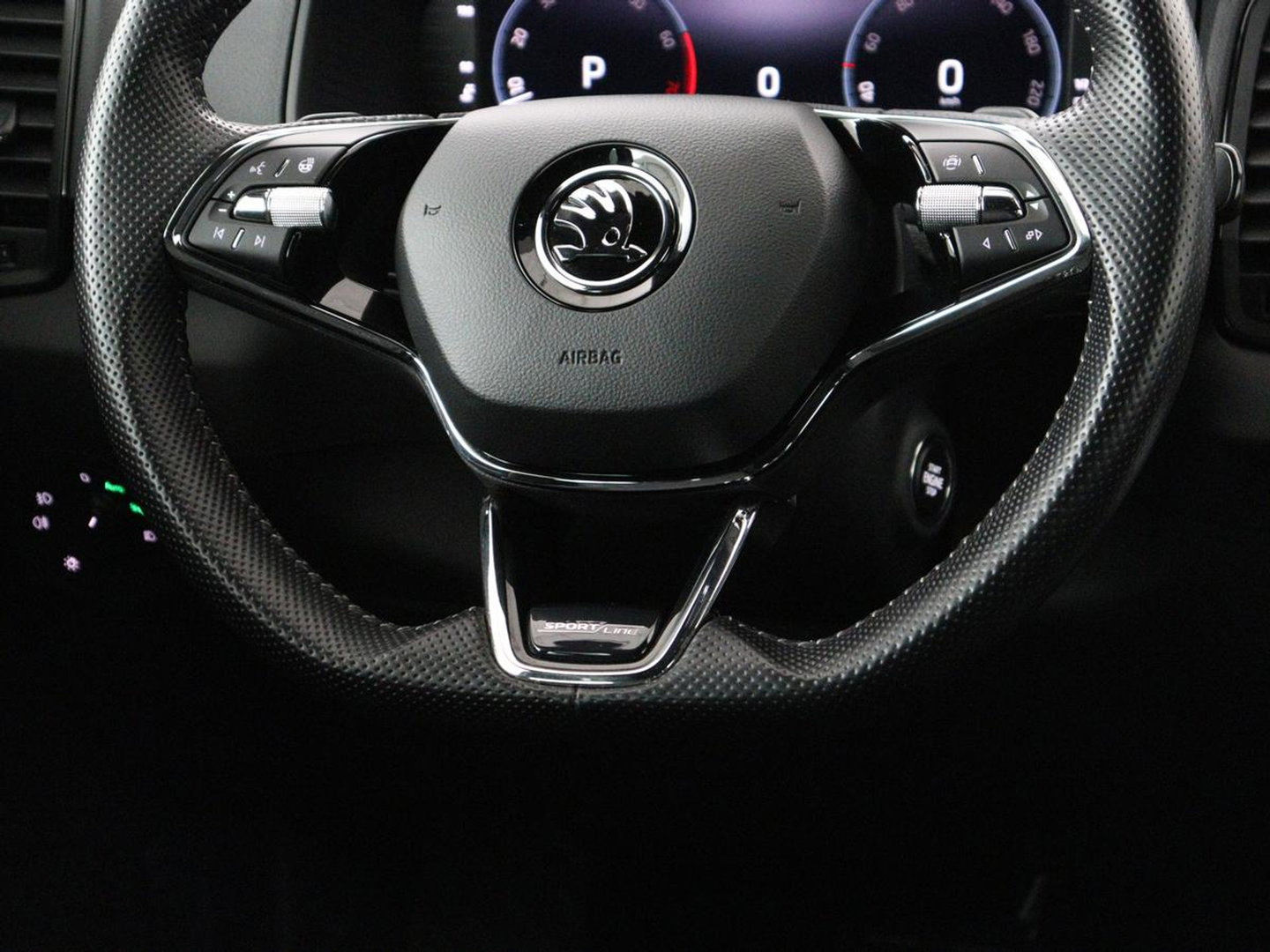 Škoda Karoq 1.5 TSI Sportline | Trekhaak | Stoelverwarming | Virtual Cockpit | Stuurverwarming | Carplay | Sportstoelen | Camera | Navigatie | Cruise control | Parkeerhulp