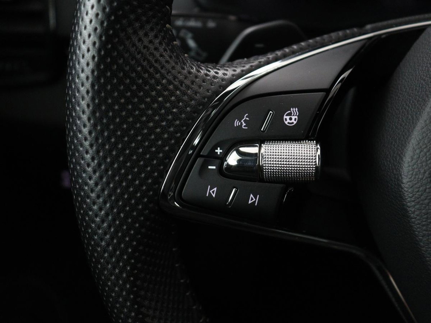 Škoda Karoq 1.5 TSI Sportline | Trekhaak | Stoelverwarming | Virtual Cockpit | Stuurverwarming | Carplay | Sportstoelen | Camera | Navigatie | Cruise control | Parkeerhulp