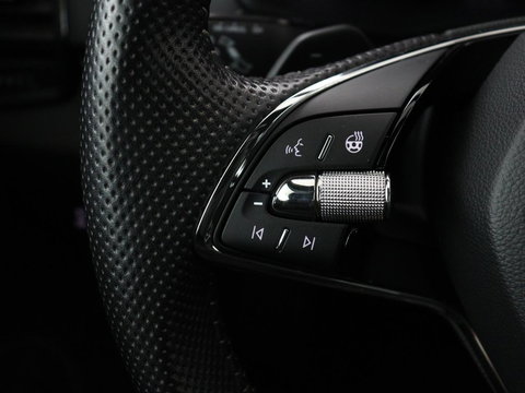 Škoda Karoq 1.5 TSI Sportline | Trekhaak | Stoelverwarming | Virtual Cockpit | Stuurverwarming | Carplay | Sportstoelen | Camera | Navigatie | Cruise control | Parkeerhulp