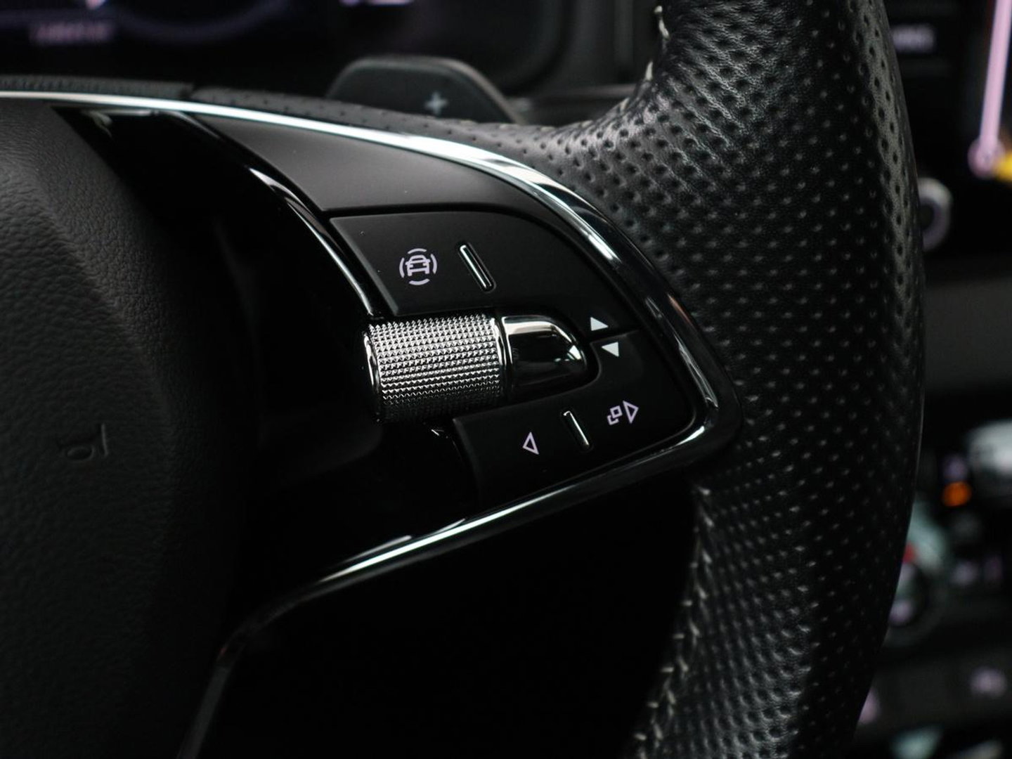 Škoda Karoq 1.5 TSI Sportline | Trekhaak | Stoelverwarming | Virtual Cockpit | Stuurverwarming | Carplay | Sportstoelen | Camera | Navigatie | Cruise control | Parkeerhulp