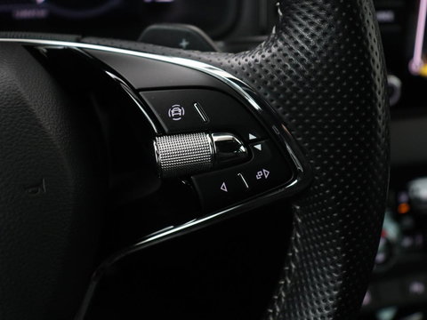 Škoda Karoq 1.5 TSI Sportline | Trekhaak | Stoelverwarming | Virtual Cockpit | Stuurverwarming | Carplay | Sportstoelen | Camera | Navigatie | Cruise control | Parkeerhulp