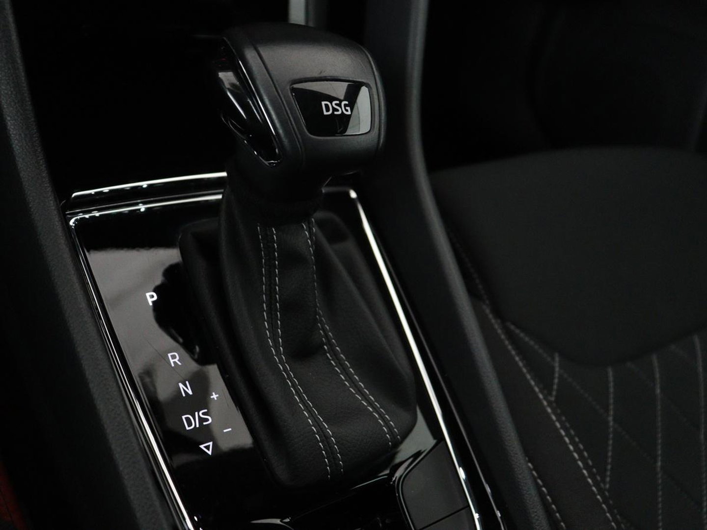 Škoda Karoq 1.5 TSI Sportline | Trekhaak | Stoelverwarming | Virtual Cockpit | Stuurverwarming | Carplay | Sportstoelen | Camera | Navigatie | Cruise control | Parkeerhulp