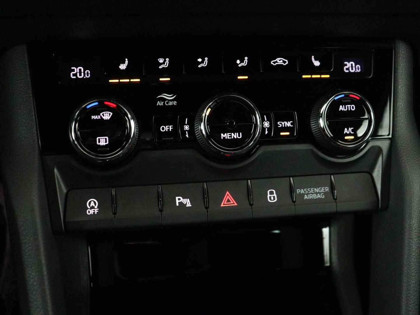 Škoda Karoq 1.5 TSI Sportline | Trekhaak | Stoelverwarming | Virtual Cockpit | Stuurverwarming | Carplay | Sportstoelen | Camera | Navigatie | Cruise control | Parkeerhulp