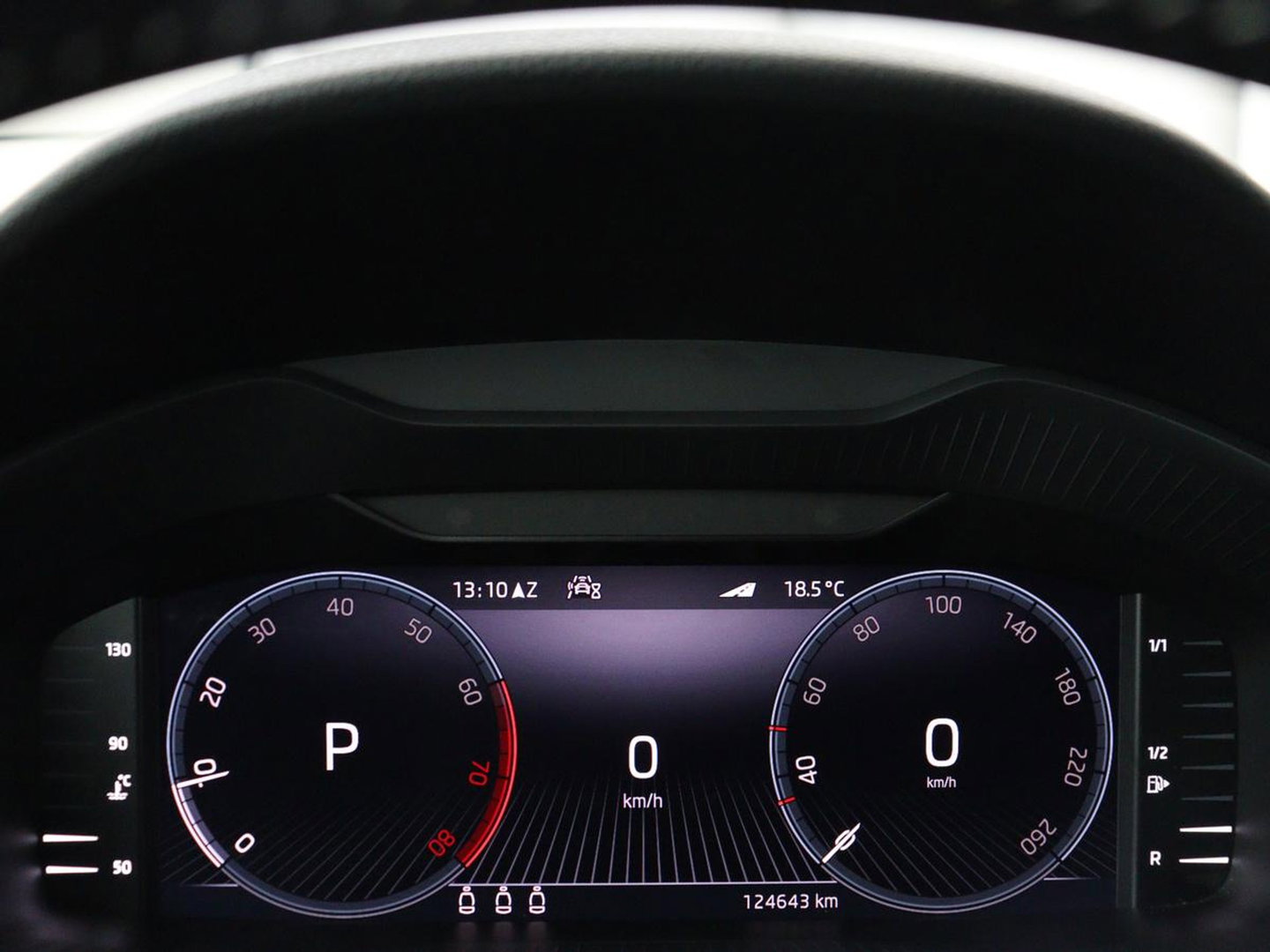 Škoda Karoq 1.5 TSI Sportline | Trekhaak | Stoelverwarming | Virtual Cockpit | Stuurverwarming | Carplay | Sportstoelen | Camera | Navigatie | Cruise control | Parkeerhulp