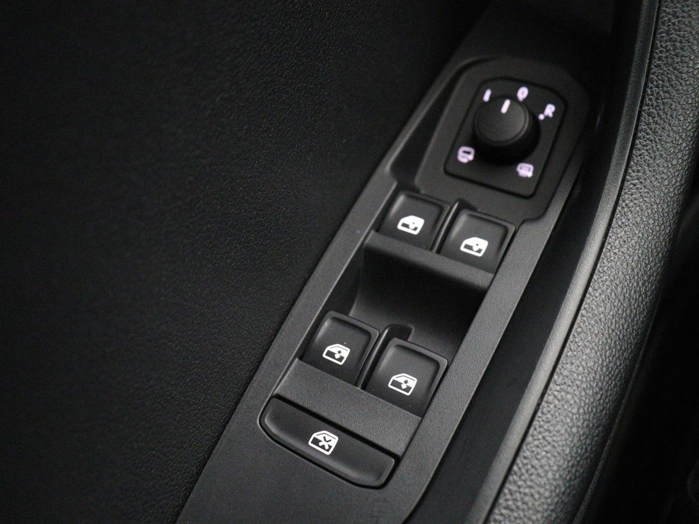 Škoda Karoq 1.5 TSI Sportline | Trekhaak | Stoelverwarming | Virtual Cockpit | Stuurverwarming | Carplay | Sportstoelen | Camera | Navigatie | Cruise control | Parkeerhulp