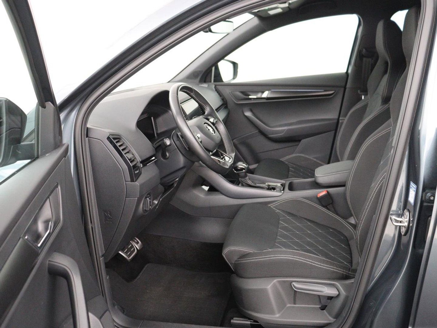 Škoda Karoq 1.5 TSI Sportline | Trekhaak | Stoelverwarming | Virtual Cockpit | Stuurverwarming | Carplay | Sportstoelen | Camera | Navigatie | Cruise control | Parkeerhulp