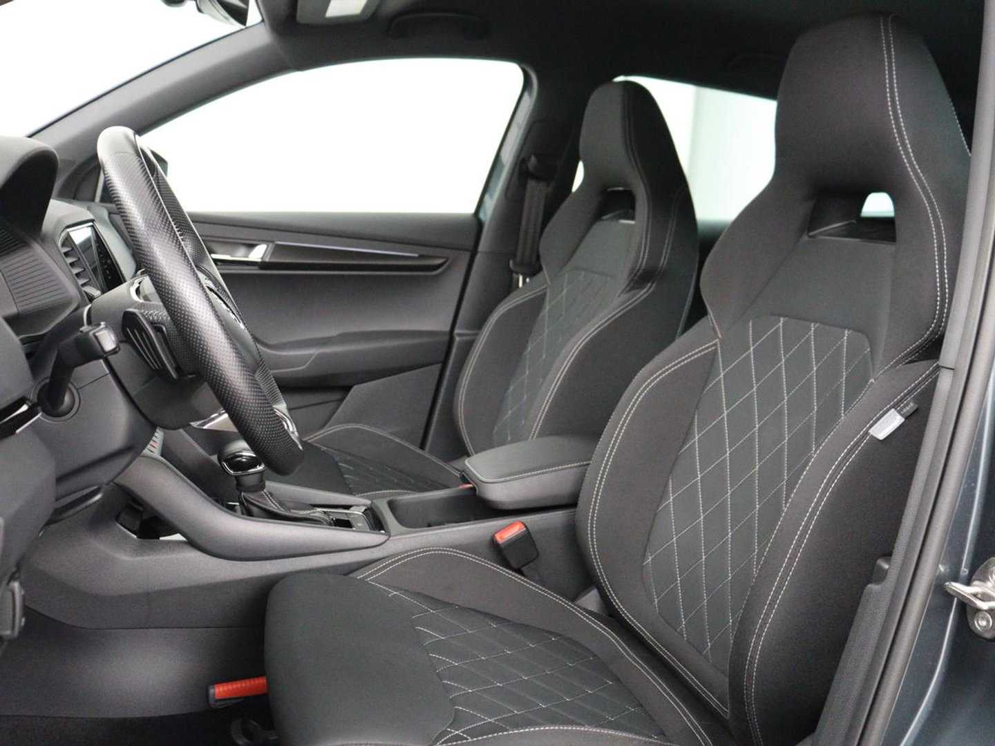 Škoda Karoq 1.5 TSI Sportline | Trekhaak | Stoelverwarming | Virtual Cockpit | Stuurverwarming | Carplay | Sportstoelen | Camera | Navigatie | Cruise control | Parkeerhulp