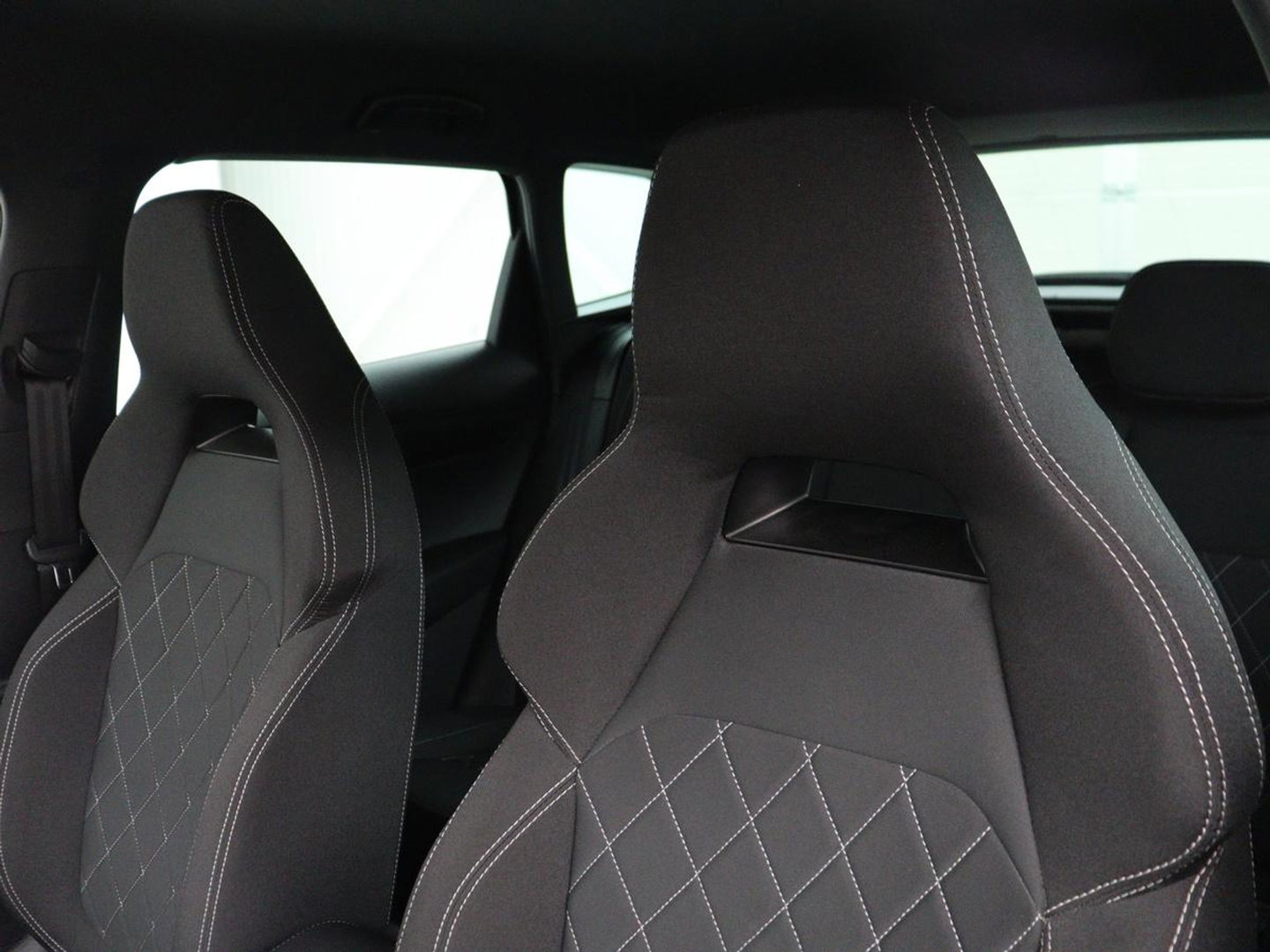 Škoda Karoq 1.5 TSI Sportline | Trekhaak | Stoelverwarming | Virtual Cockpit | Stuurverwarming | Carplay | Sportstoelen | Camera | Navigatie | Cruise control | Parkeerhulp