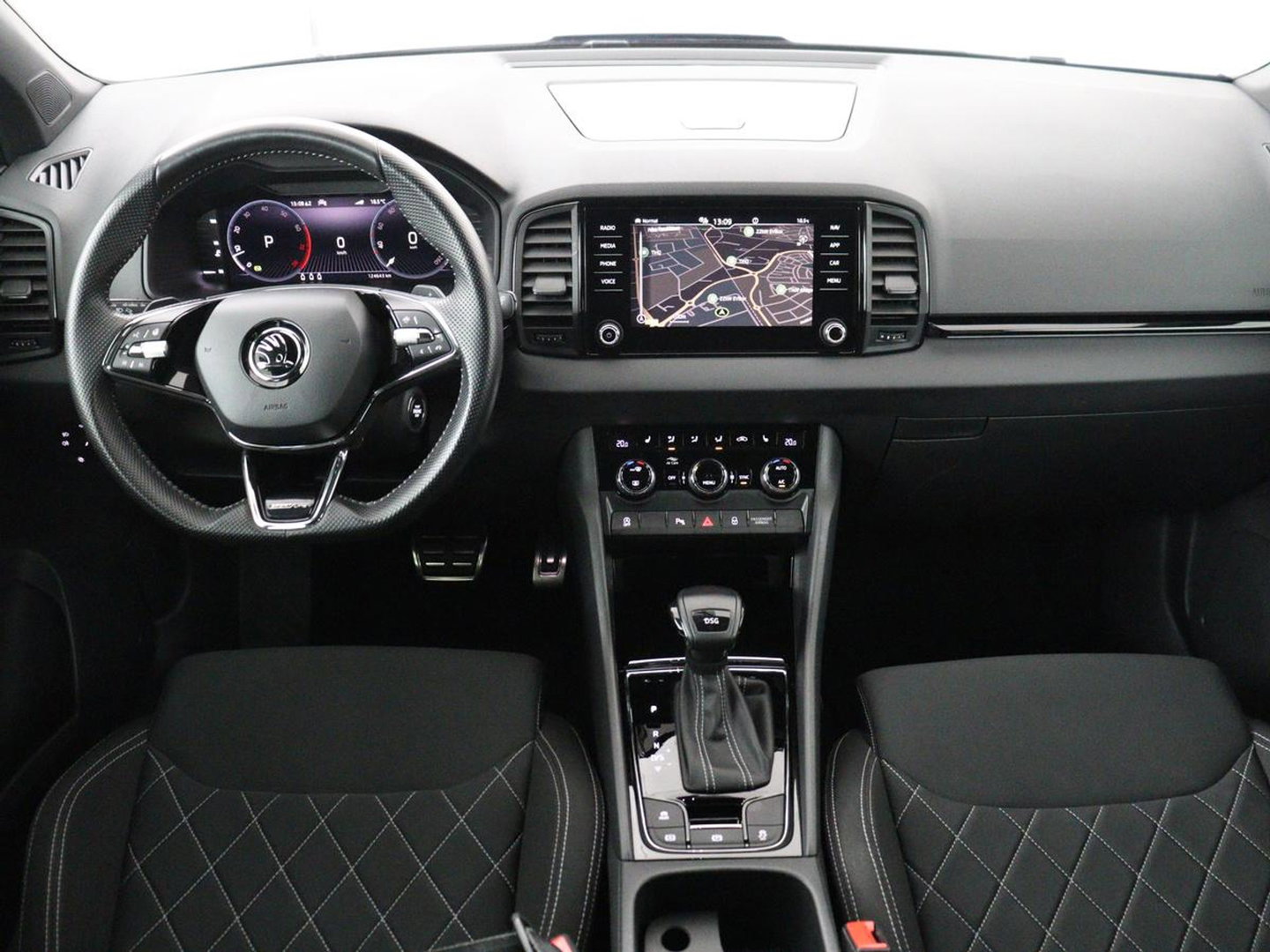 Škoda Karoq 1.5 TSI Sportline | Trekhaak | Stoelverwarming | Virtual Cockpit | Stuurverwarming | Carplay | Sportstoelen | Camera | Navigatie | Cruise control | Parkeerhulp