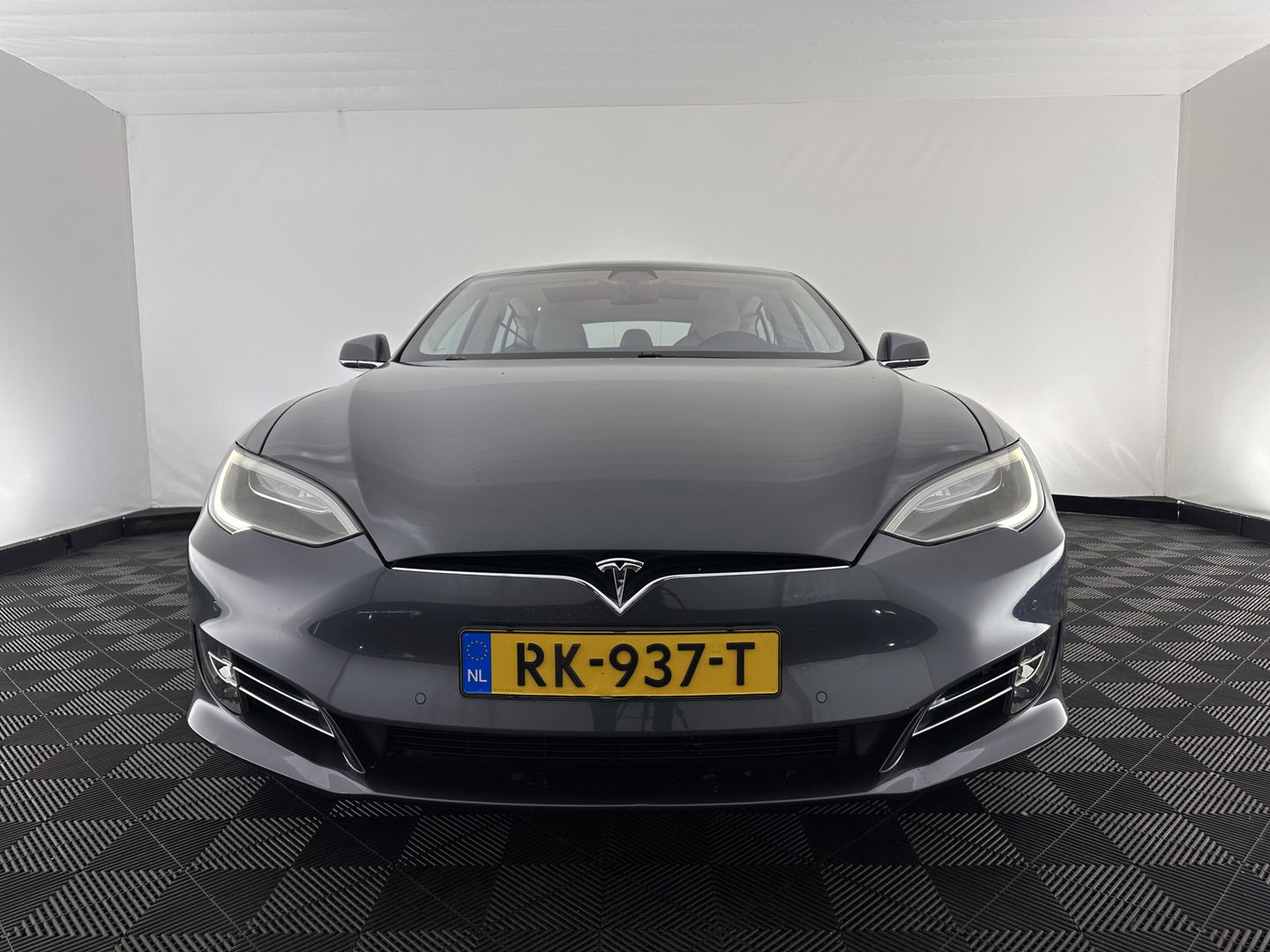 Tesla Model S 100D AWD [ 3-Fase-17kW] {SOH-86%} (INCL.BTW) *PANO-WINDOW | AUTO-PILOT | LEATHER | CCS-FASTLOADER | FULL-LED | NAVI-FULLMAP | KEYLESS | MEMORY-PACK | HEATED-COMFORTSEATS | DIGI-COCKPIT | 19"ALU*