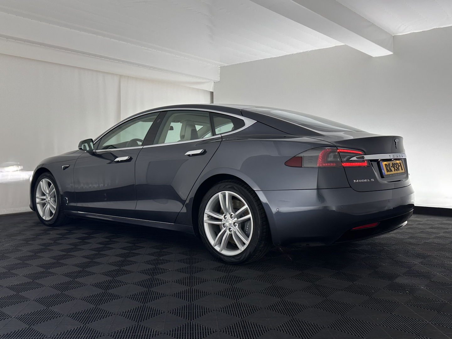 Tesla Model S 100D AWD [ 3-Fase-17kW] {SOH-86%} (INCL.BTW) *PANO-WINDOW | AUTO-PILOT | LEATHER | CCS-FASTLOADER | FULL-LED | NAVI-FULLMAP | KEYLESS | MEMORY-PACK | HEATED-COMFORTSEATS | DIGI-COCKPIT | 19"ALU*