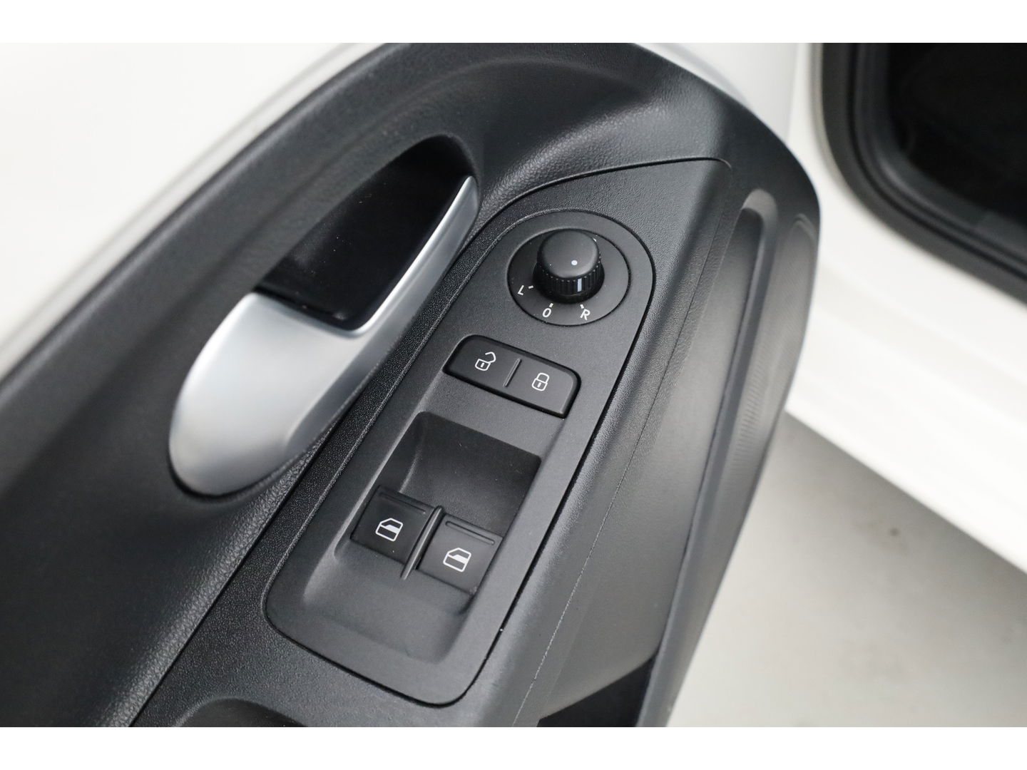 Volkswagen up! 1.0 BMT move up! | Airco | Bluetooth | Radio | Licht\Regen Sensor | DAB | All season