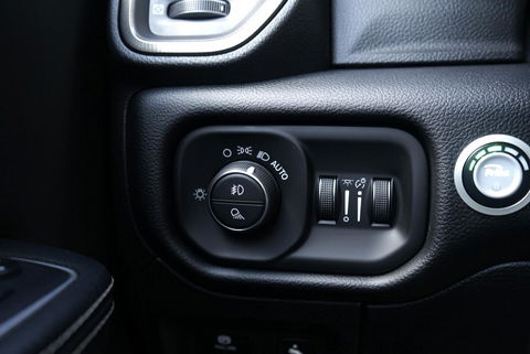 Dodge Ram 1500 4X4 5.7 V8 4x4 Crew Cab 5'7 Sport