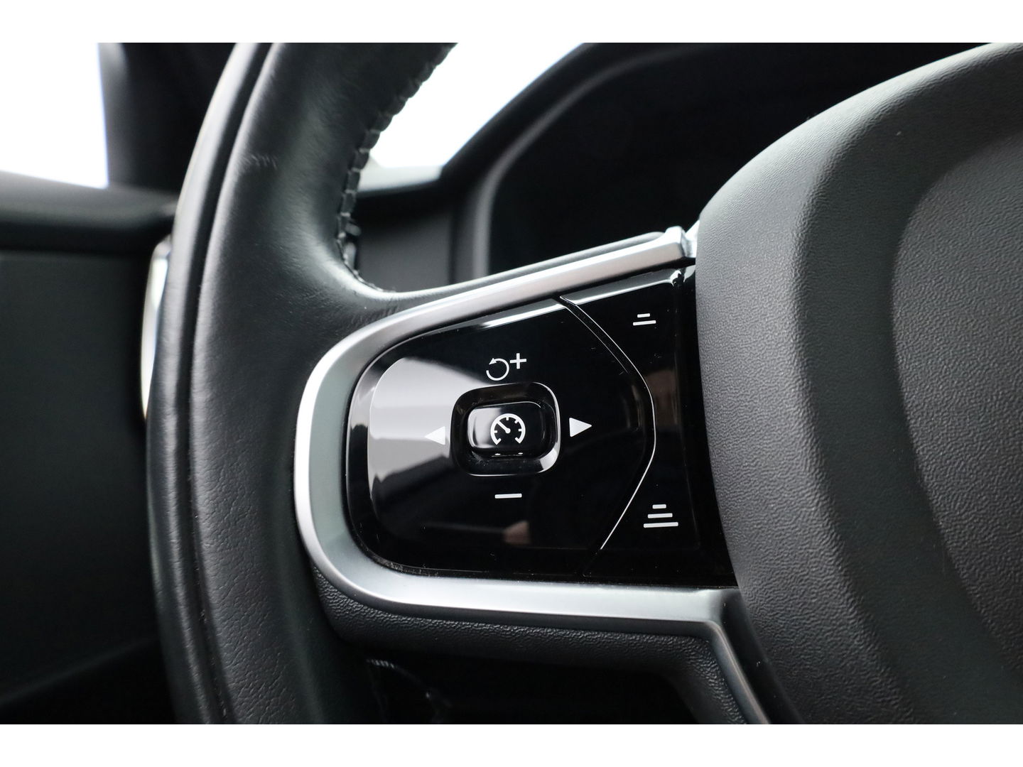 Volvo V90 Cross Country 2.0 T5 Pro | Luchtvering Four-C | Massage | Trekhaak | Pano | Head up | 360 Camera | Blis | Memory |