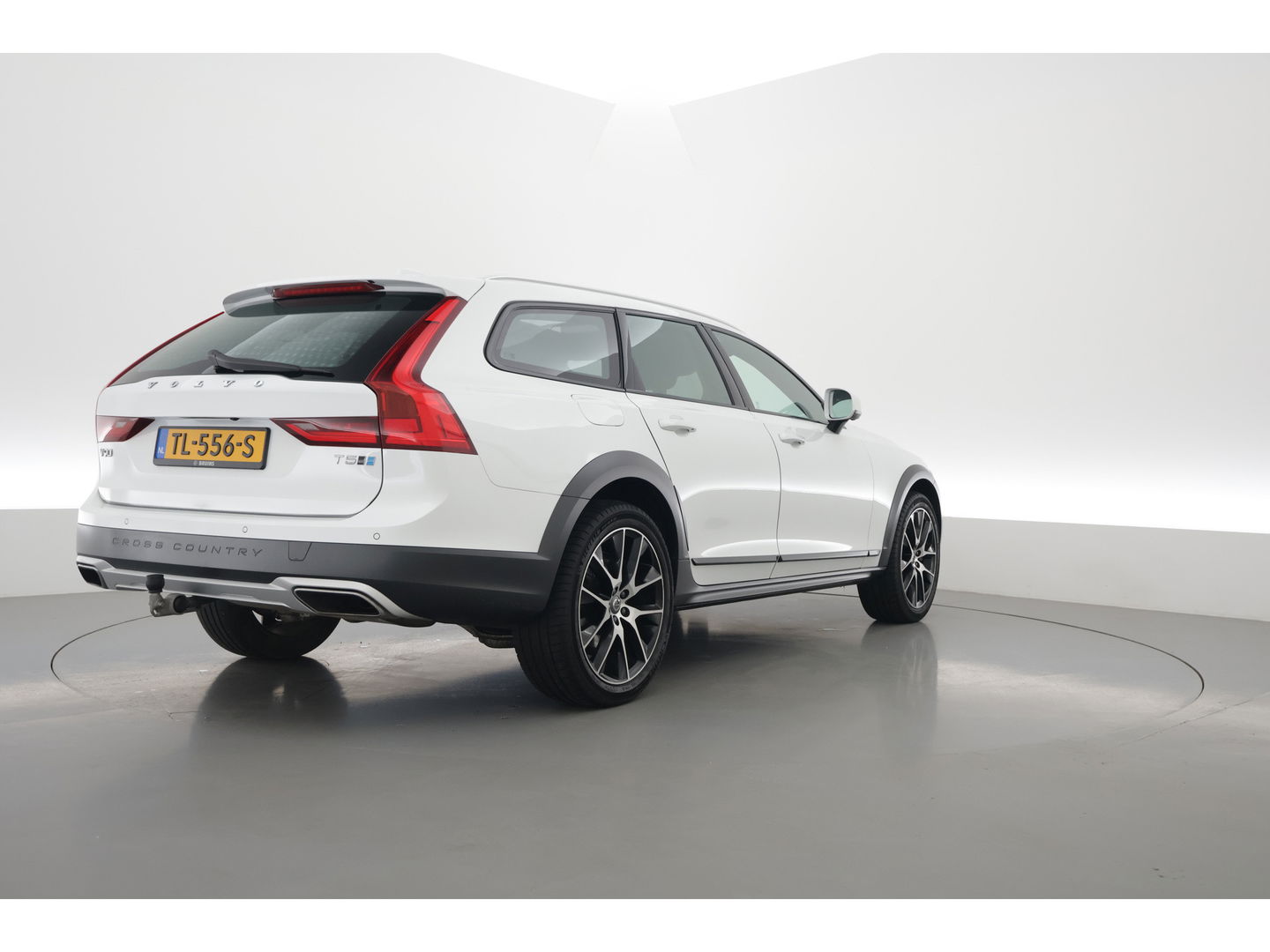 Volvo V90 Cross Country 2.0 T5 Pro | Luchtvering Four-C | Massage | Trekhaak | Pano | Head up | 360 Camera | Blis | Memory |