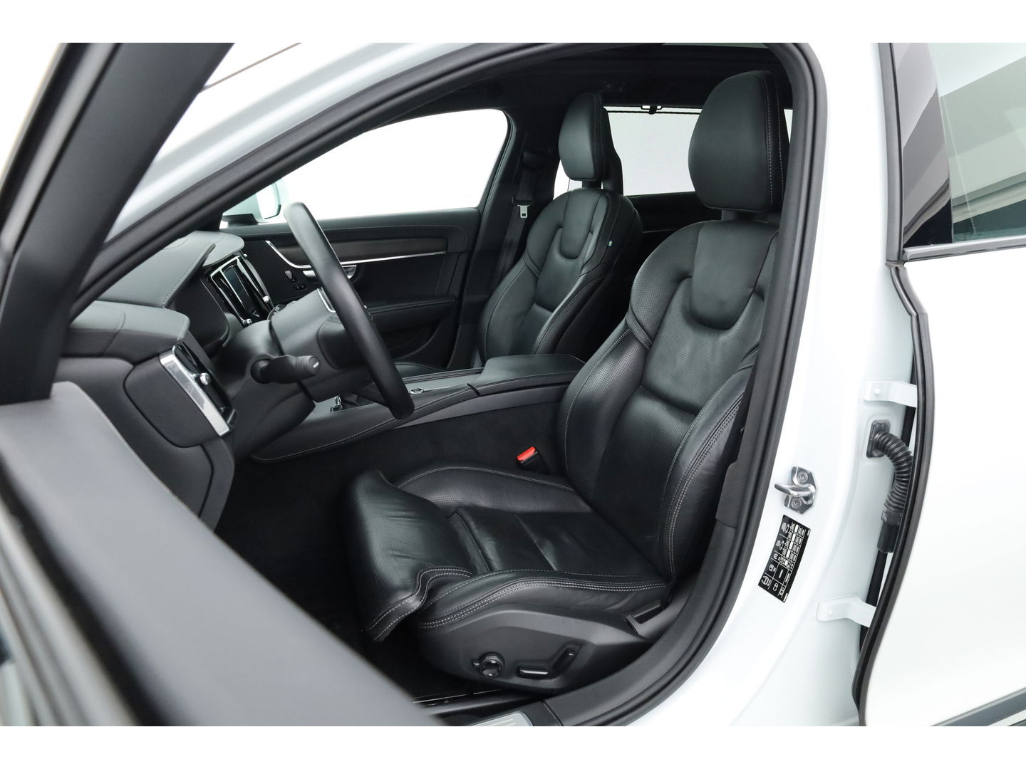 Volvo V90 Cross Country 2.0 T5 Pro | Luchtvering Four-C | Massage | Trekhaak | Pano | Head up | 360 Camera | Blis | Memory |