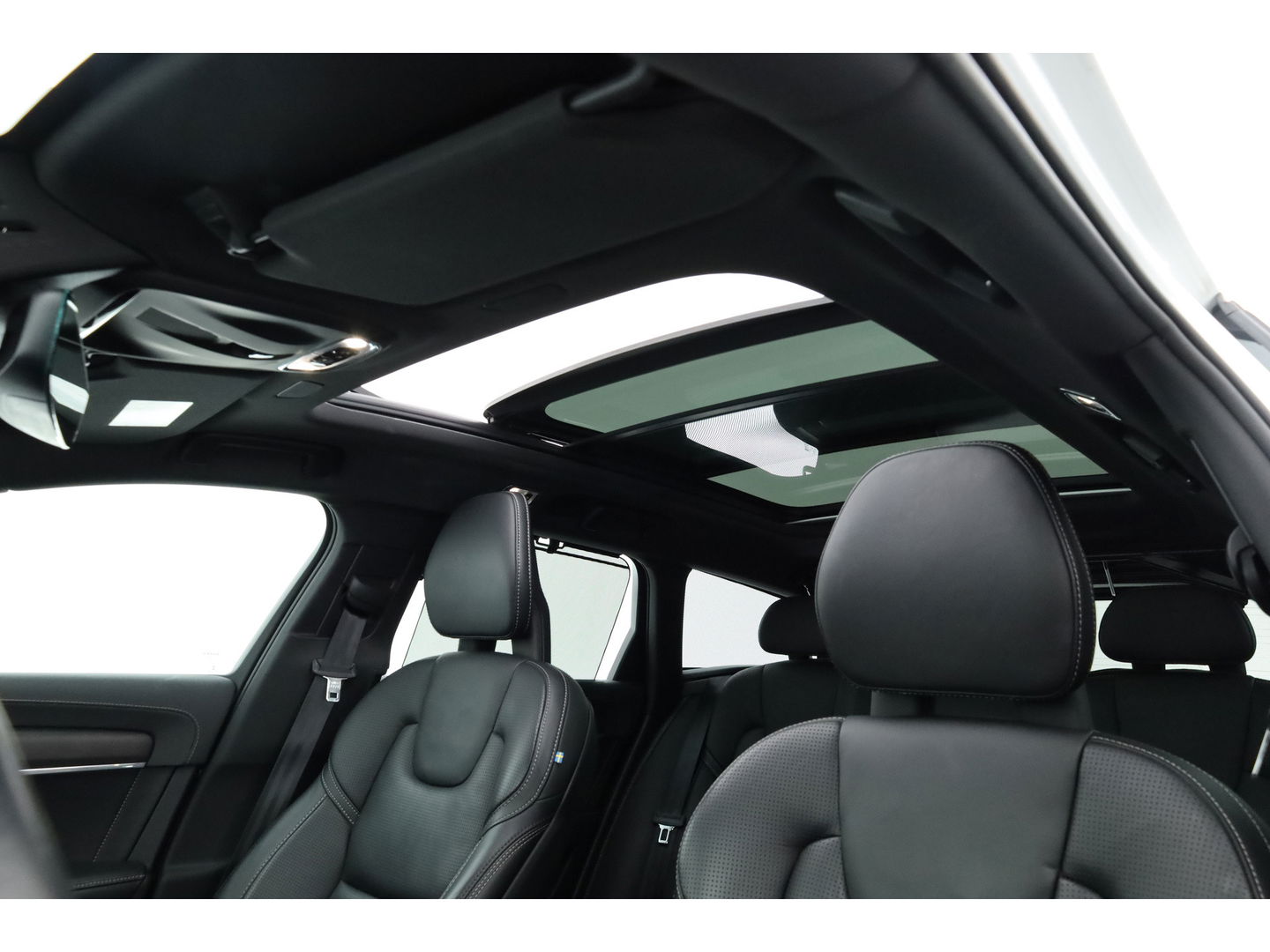 Volvo V90 Cross Country 2.0 T5 Pro | Luchtvering Four-C | Massage | Trekhaak | Pano | Head up | 360 Camera | Blis | Memory |