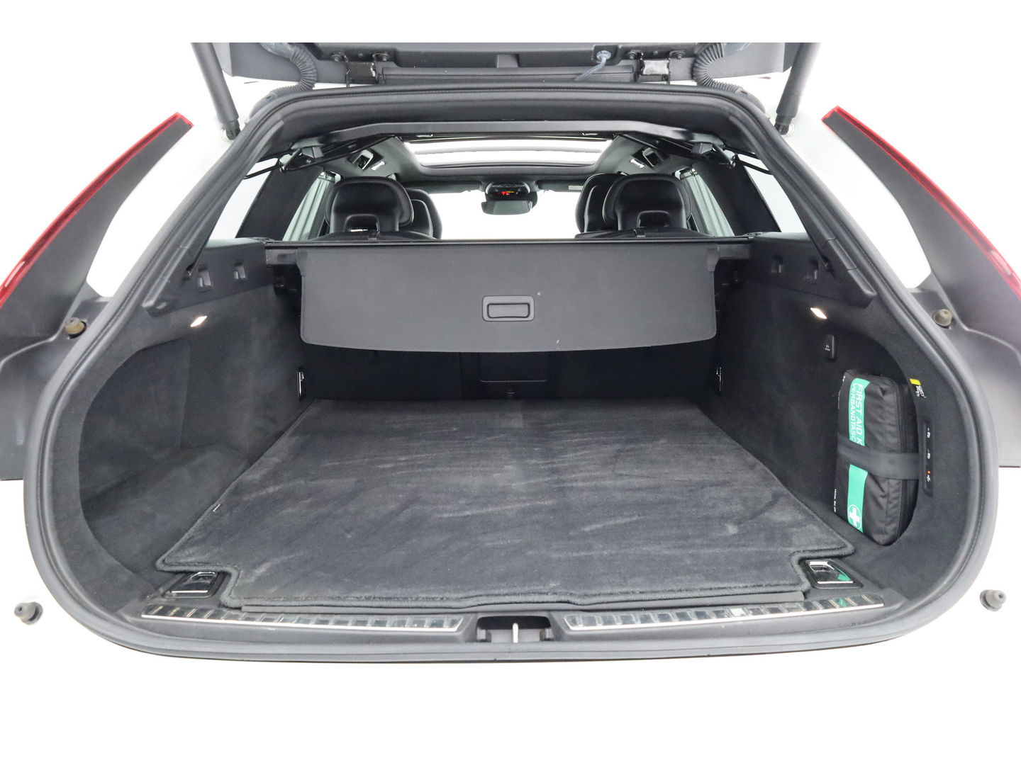 Volvo V90 Cross Country 2.0 T5 Pro | Luchtvering Four-C | Massage | Trekhaak | Pano | Head up | 360 Camera | Blis | Memory |