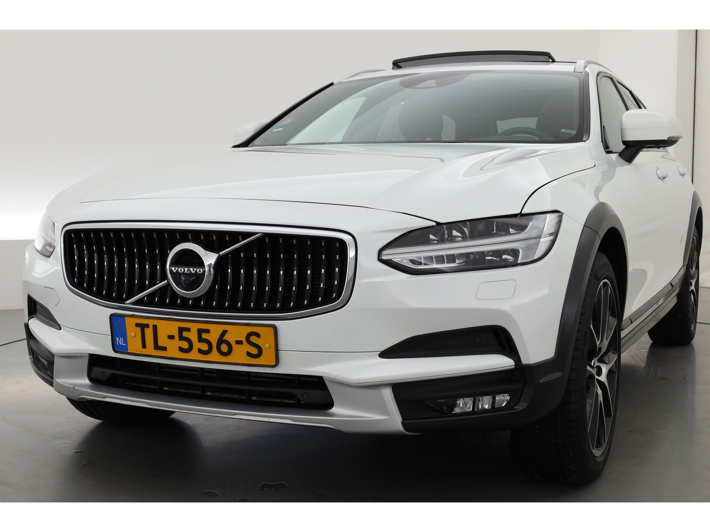 Volvo V90 Cross Country 2.0 T5 Pro | Luchtvering Four-C | Massage | Trekhaak | Pano | Head up | 360 Camera | Blis | Memory |
